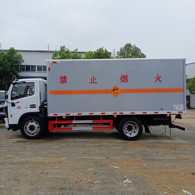 东风5.2米厢式危险品运输车 易燃易爆、烟花爆竹及防盗器材运输的专业解决方案